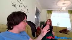 play Gata britânica com curvas enganadas em sessão de sexo quente