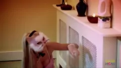 play COSPLAY MILF se follan duro: gran polla, coño afeitado y tetas falsas