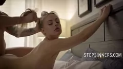 play Petite Anna Claire wolken verleidt en neukt stiefvader