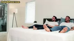 play MILF tetona en medias disfruta de un trío salvaje con doble penetración y una corrida masiva