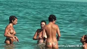 play Mulheres que ficam nuas descalças na praia sem vergonha