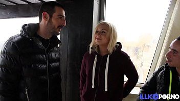 play Giulia heeft seks met twee mannen buitenshuis en zuigt aan hun pikken