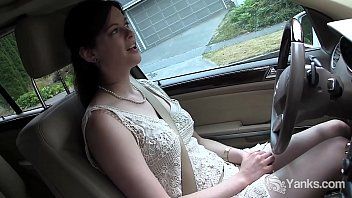 play Mulher esfregando sua buceta ao volante do carro