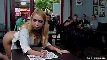 play Blonda tatoasa face muie si face sex in cur intr-un bar de fata cu toata lumea