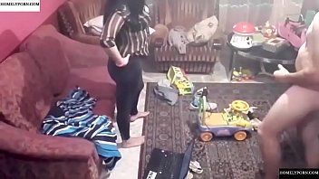 play No país, uma mulher romena dá um boquete no garoto enquanto assiste TV