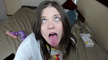 play Aceasta jucarie este sarutaticul de ea si o baga in pizdulice imediat