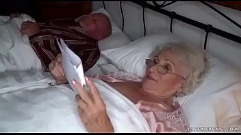 play La anciana de pelo blanco decide entregarle todo su coño a su sobrino