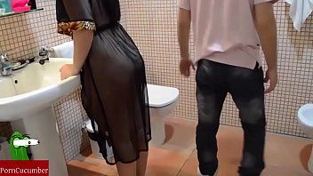 play Sexo grupal entre amigos xnxx vai ao banheiro e transa com sua tia sexy
