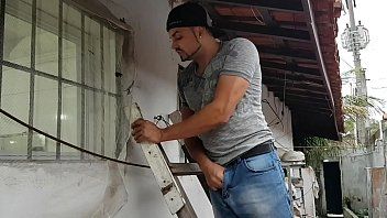 play Observada por la trabajadora desnuda en el baño y follada por la espalda