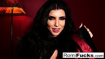 play A vampira romena dá um boquete e esfrega a buceta