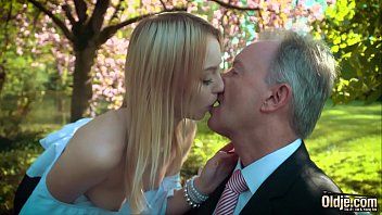 play Picnic romántico en público y sexo magnífico con rubia adolescente seductora
