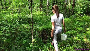 play The brunette gives a blowjob in pahardcoree for 50 lei