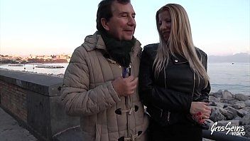 A larga madura na França faz sexo com dois homens