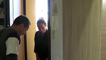 play Mulher madura com flocos na buceta desce 3 andares para fazer sexo com a vizinha no térreo