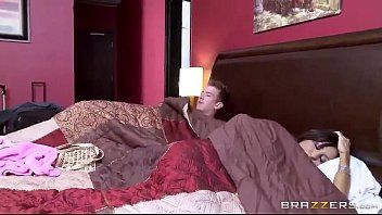 play Xnxx-film met dubbele penetratie en orgasme in de keel van de teef