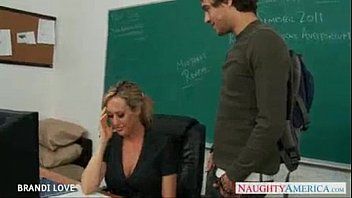 play Estudiante francés penetrado por dos profesores en beeg