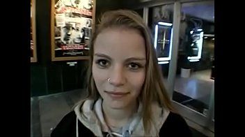 play Fick mit einer Haushälterin, die in ihrem nackten Arsch fixiert bleibt und doppelt penetriert wird