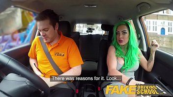 play Die Verkehrspolizistin hat Sex mit dem anhaltenden Fahrer
