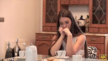 play La poupée tiffany salope à la piscine a des relations sexuelles folles avec un homme viril