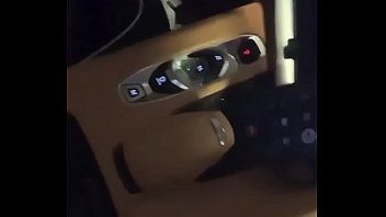 play الفتاة الآسيوية تجلس على ركبتيها وتعطي اللسان بطريقة منحرفة