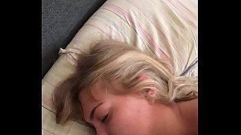 play Xxx de vader kijkt toe terwijl de broer de voeten van zijn zus penetreert een porno