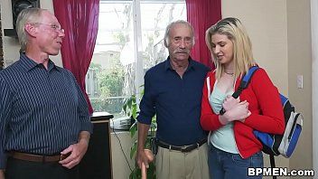 play ella tiene sexo como quiere con un hombre mayor de 35 años
