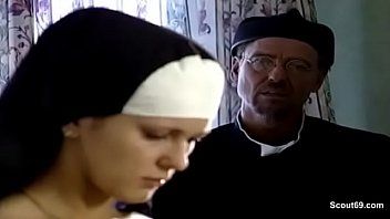 play Zakonnica ustępuje miejsca mężczyźnie, który ciągnie ją w ukryte miejsce