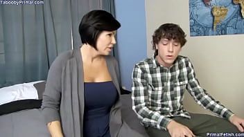 play Sex mit einer guten Sexmutter, die ihrem Enkel kostenlos eine Muschi gibt