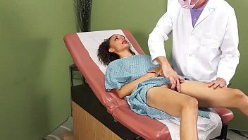 play Xnxx con una enfermera que quiere tener sexo en la oficina en la mesa de operaciones