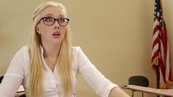 play Sex la ora de romana cu profesoara baga un vibrator in curul elevei