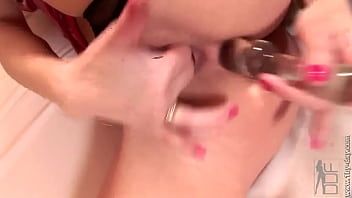 play She puts a vibrator in her ass by herself when she is naked during this video chat