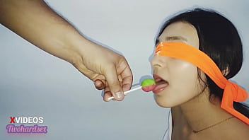 play XXX orale e orgasmo nella gola della rossa