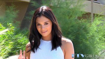 play La brune dit que ce serait la première fois qu'elle fait l'amour comme dans les films xxx