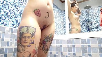 play Milf met krullend haar knielt op een fauteuil om tongen en penis te ontvangen