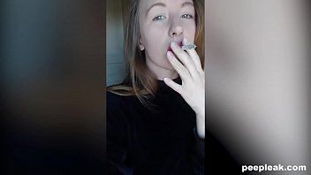 play Ta gruba mamuśka woli masturbować się samotnie przed kamerą internetową