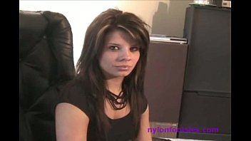 play La ragazza sexy ha la figa più piccola