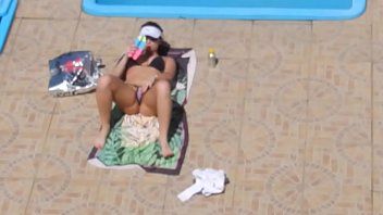 play Spanisch-Kreolisch bei xxx-Trick am Pool gevögelt