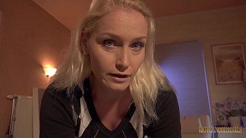 play Am Ende möchte sie, dass das Sperma an ihrem Körper herunterläuft
