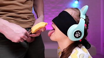 play Hij blijft met sperma op zijn kleine tongetje zitten