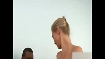 play Donne adolescenti con una voglia matta di xxx orale dopo di che fanno sedere il loro partner sul divano per un