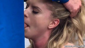 play La rubia agarrada por el pelo y follada en la garganta con extrema brutalidad por su pareja