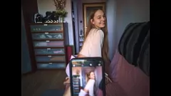 play Sesiune plină de aburi cu sora vitregă: Ajutorul la filmări erotice devine X-rated cu Mira Shark și Adam Hawk