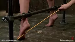 play Piesă lesbiană aspră: chinul Kinky BDSM al sclavului roșcat cu degetul, gâfâirea și vibratorul în temniță