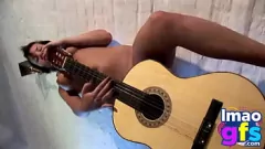 play Gagica brunetă a lui Tits Medium Paul și păsărică suculentă cu chitară